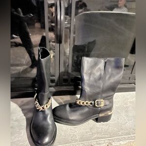 Vince Camuto Black Leather Low Boots With Gold Chain Accents 7.5 Like New